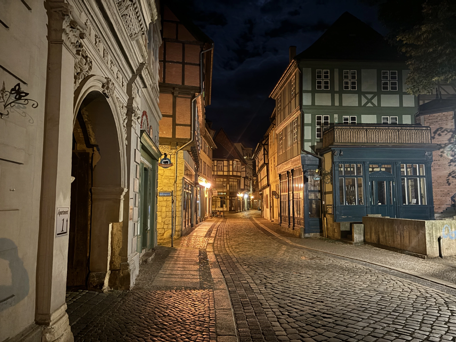 Quedlinburg bei Nacht. Mehrere Häuser und ein Kopfsteinpflaster sind zu sehen